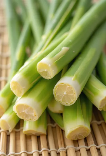 Hierba limón seca y polvo molido en superficie de cocina