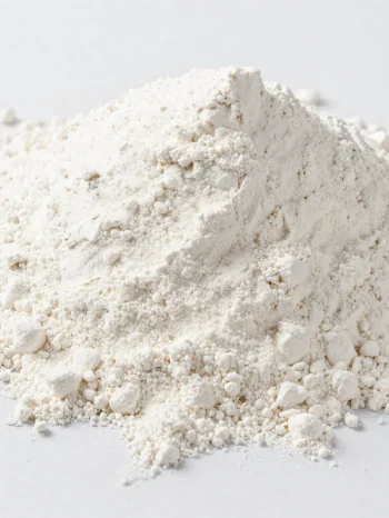 Harina de coco en tazón de cerámica, polvo fino de color claro sobre superficie de madera