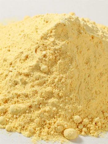 Harina de maíz en tazón de cerámica, polvo amarillo sobre superficie de madera