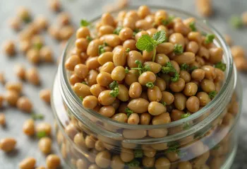 Diferentes tipos de lentejas en tazones de cerámica sobre una mesa de madera