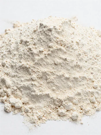 Harina de espelta en tazón de cerámica, tono marrón claro natural