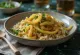 Ensalada de farro servida con puerro asado y aderezo de mostaza