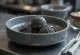 Helado de ajonjolí negro servido