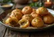 Kachori relleno de cebolla, un plato indio crujiente