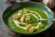 Crema de brócoli con ajo y albahaca servida