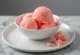 Nieve de guayaba casera servida en copa