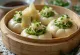 Bao buns con ajo silvestre y parmesano servidos