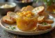 Chutney de ajo en frasco, salsa especiada rica