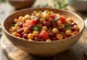 Ensalada de frijoles vegana servida con verduras frescas