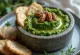 Pesto de kale y nuez pecana servido en plato claro, con consistencia cremosa