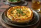 Saganaki al Ouzo, frito hasta dorar, flambeado y servido con limón