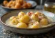 Plato de gnocchis al chile servidos con salsa