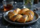 Simit con semillas de amapola servido con queso feta y perejil fresco