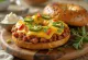 Bagel gratinado con queso y chile servido en plato