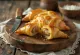 Cornish pasty con pasta hojaldre, relleno rico de carne, dorado y crujiente