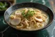 Dak Kalguksu, sopa de fideos con pollo coreana con huevo fresco y espinacas