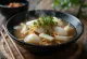 Sopa de Miso con Daikon servida con tofu y cebollín
