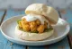 Bao bun de coliflor empanizada con yogurt servido