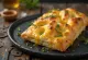 Focaccia con queso Camembert y miel servida