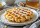 Waffles de vainilla con frutas frescas y crema batida