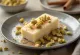 Kulfi de canela, consistencia rica y cremosa, espolvoreado con pistaches