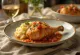 Muslos de pollo en salsa lecsó con puré de papa