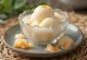 Nieve de lichi casera servida en copa