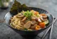 Gomoku udon servido en tazón, fideos udon con pollo y verduras en caldo de soya