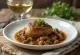 Ossobuco enriquecido con anchoas, servido con perejil fresco