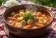 Gamjatang estofado, servido con sabores ricos, kimchi y verduras frescas