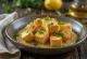 Tofu crujiente con tahini al limón, servido con perejil fresco y ajonjolí