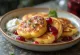 Syrniki con mermelada, tortitas de requesón doradas servidas con mermelada de frutas