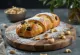 Stollen de nuez de la india rebanado espolvoreado con azúcar glass