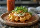 Waffle extremadamente picante con jalapeño y queso cheddar servido con crema ácida