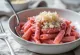 Pasta prebiótica de betabel y puerro servida con perejil fresco y parmesano