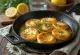 Saganaki con halloumi, rebanadas de queso fritas con limón y orégano