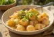 Ensalada de papa cremosa con mayonesa y BBQ servida en un plato