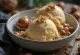 Helado cremoso de leche con avellana servido