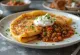 Crepas de Goulash servidas con crema ácida