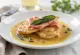 Saltimbocca con salsa de vino blanco, ternera, prosciutto y hierbas frescas
