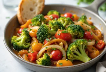 Lecsó prebiótico de brócoli y puerro servido con verduras frescas
