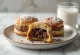 Bisquets de leche y cocoa servidos