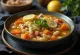 Fasolada servida con puerro, sopa de frijoles con perejil fresco y jugo de limón