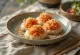 Inarizushi con kimchi, plato japonés rico y especiado espolvoreado con ajonjolí