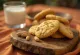 Broa de fubá con cacahuate – panecillos de maíz dorados servidos en plato