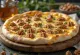 Pizza Cuatro Quesos con nuez servida