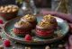 Macarrones de chocolate, frambuesa y pistache servidos