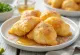 Sopaipilla estilo Nuevo México servida con miel y jugo de lima