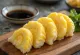 Rebanadas de Dashimaki tamago, servidas con salsa de soya y mirin
