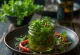 Cilantro encurtido picante servido en frasco